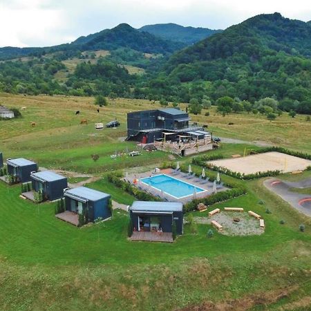 Отель Flandra Glamping Корбени Экстерьер фото