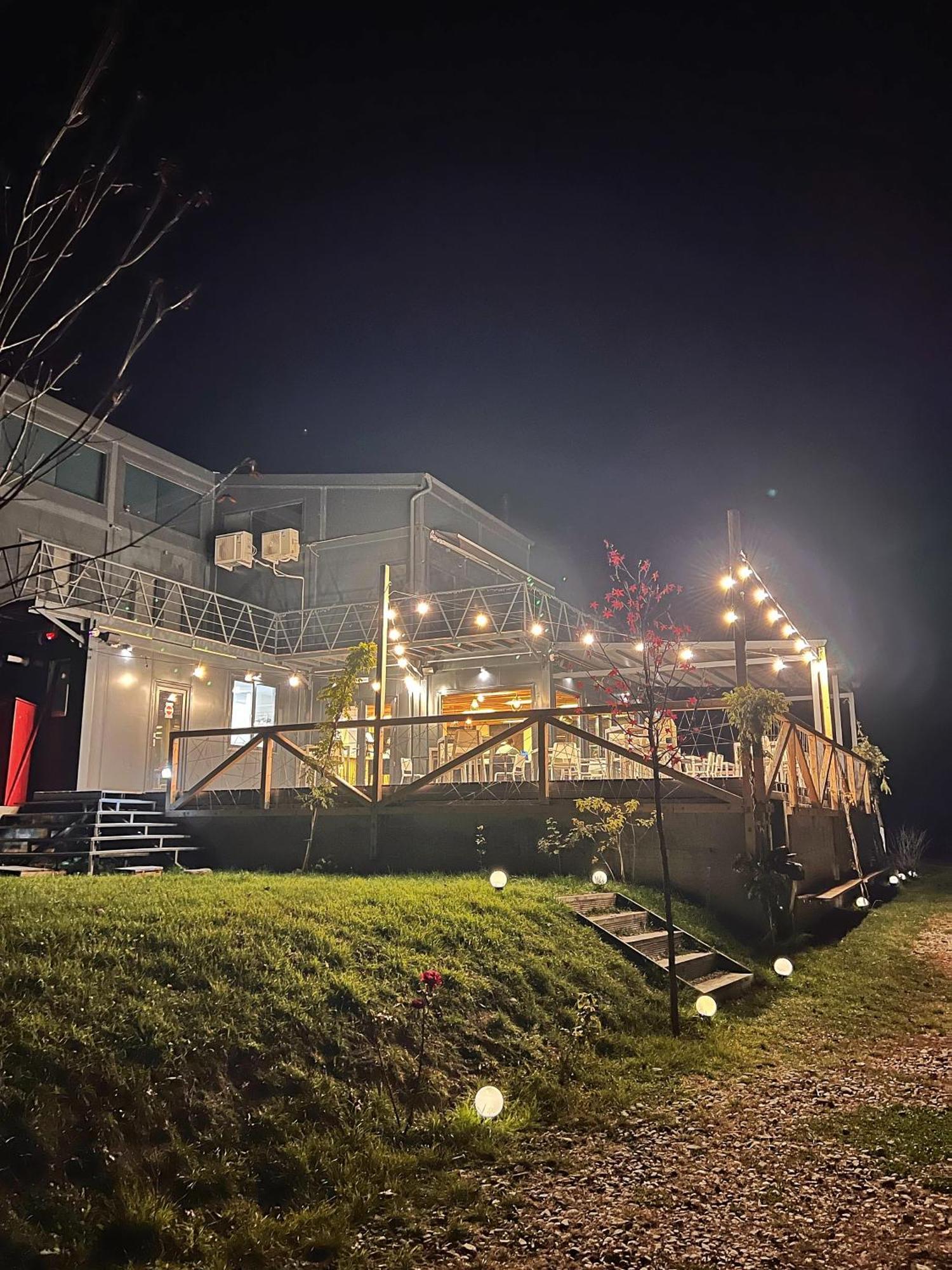Отель Flandra Glamping Корбени Экстерьер фото