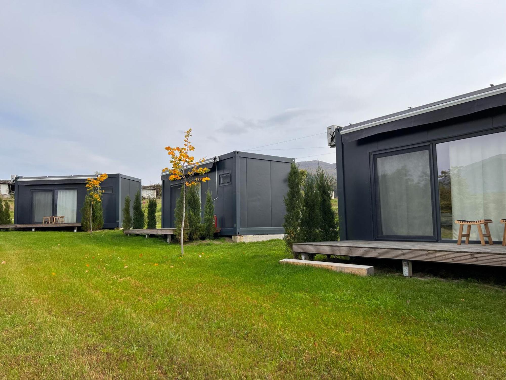 Отель Flandra Glamping Корбени Экстерьер фото