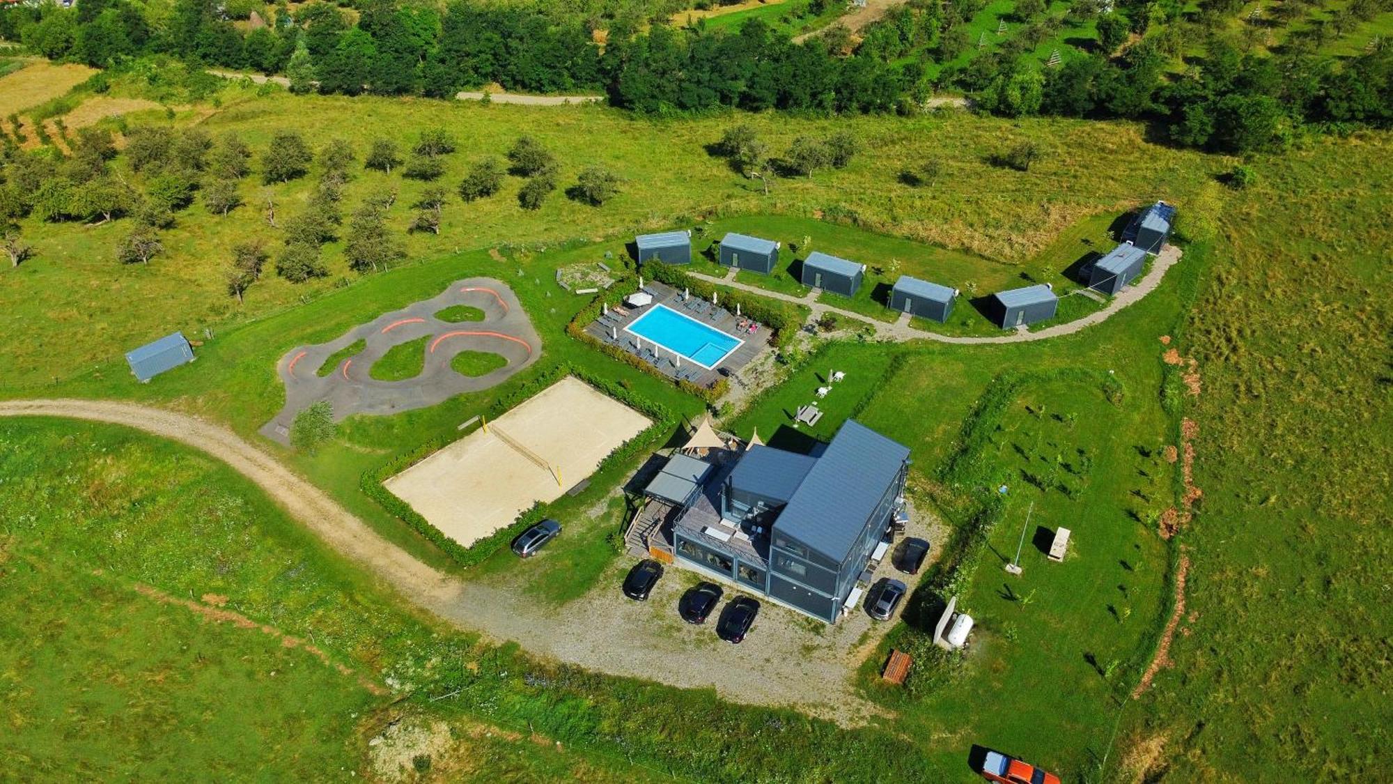 Отель Flandra Glamping Корбени Экстерьер фото