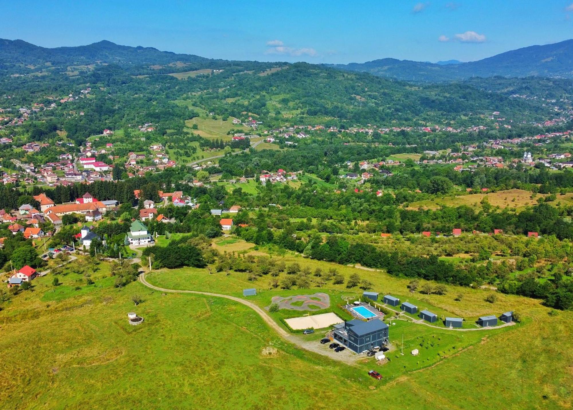 Отель Flandra Glamping Корбени Экстерьер фото