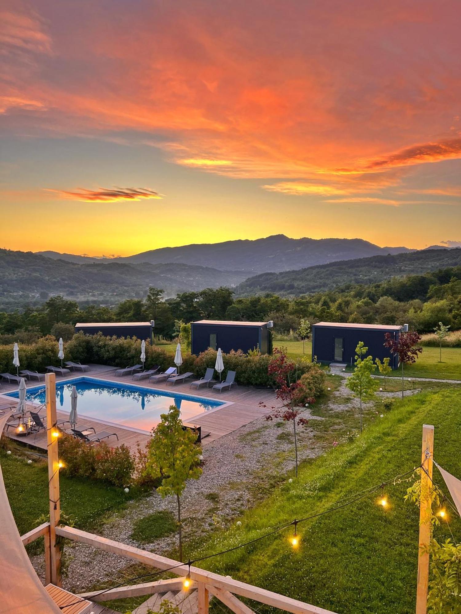 Отель Flandra Glamping Корбени Экстерьер фото