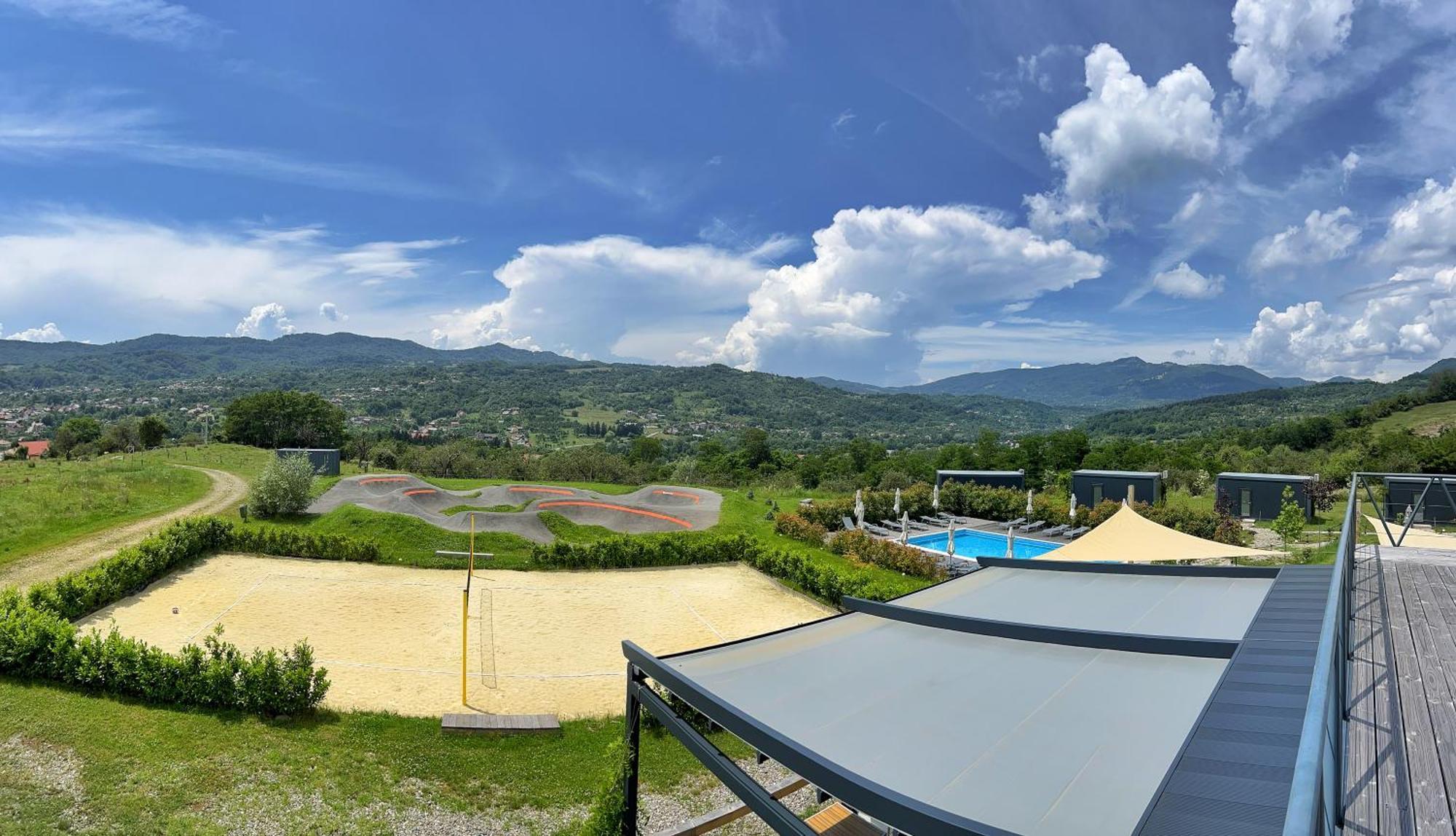 Отель Flandra Glamping Корбени Экстерьер фото