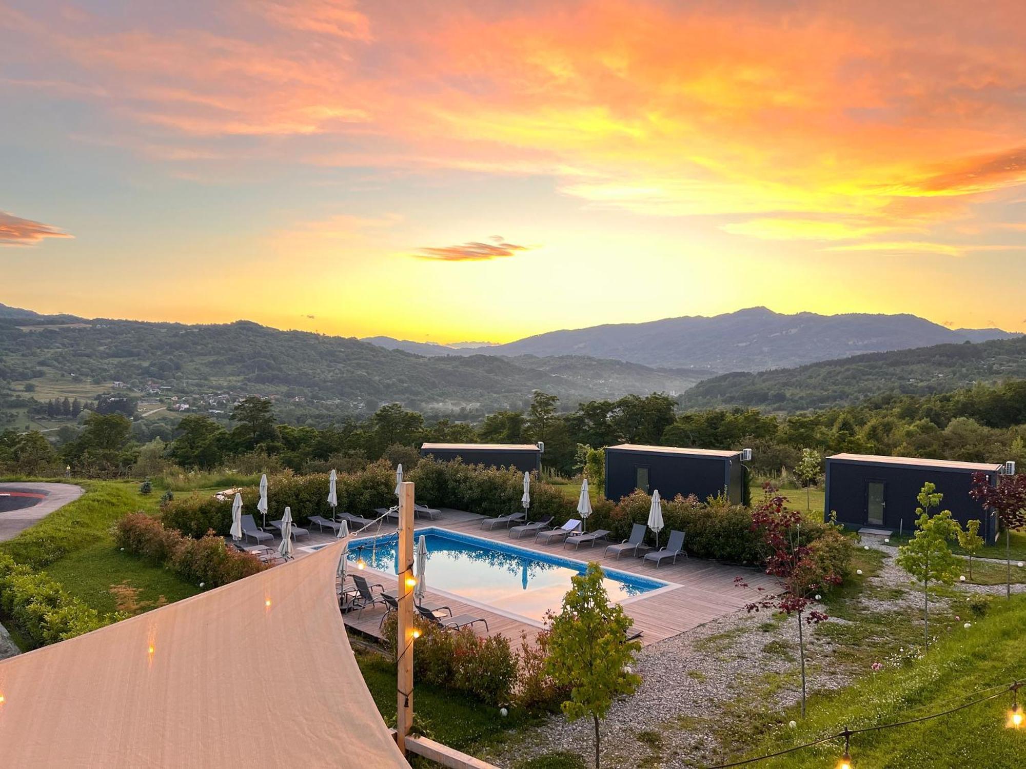 Отель Flandra Glamping Корбени Экстерьер фото