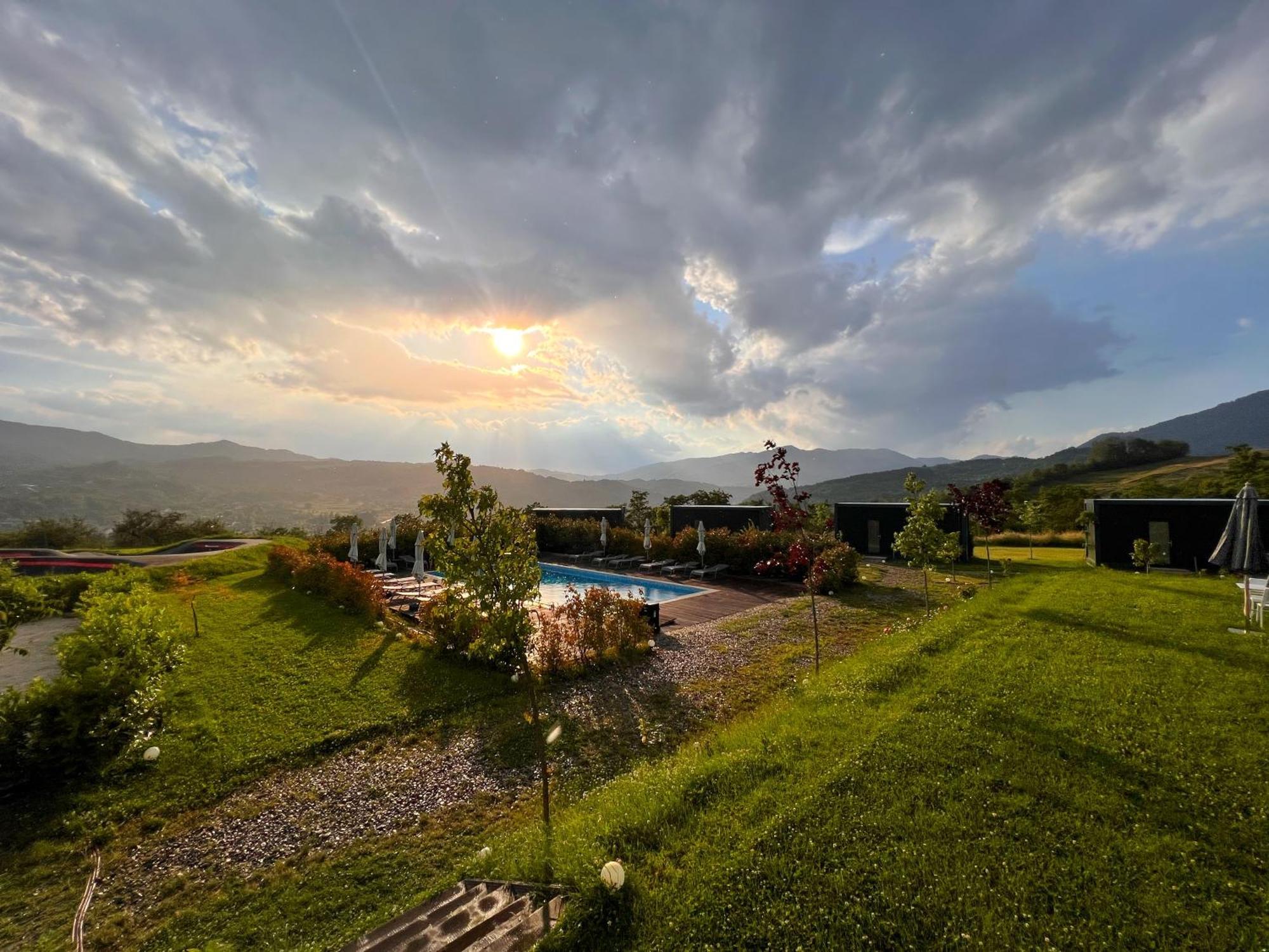Отель Flandra Glamping Корбени Экстерьер фото