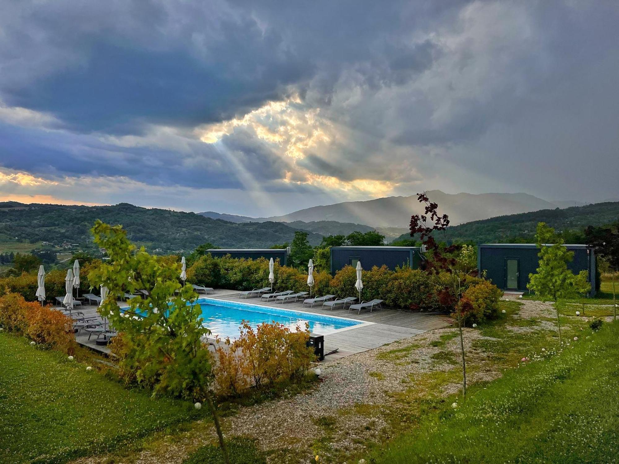 Отель Flandra Glamping Корбени Экстерьер фото