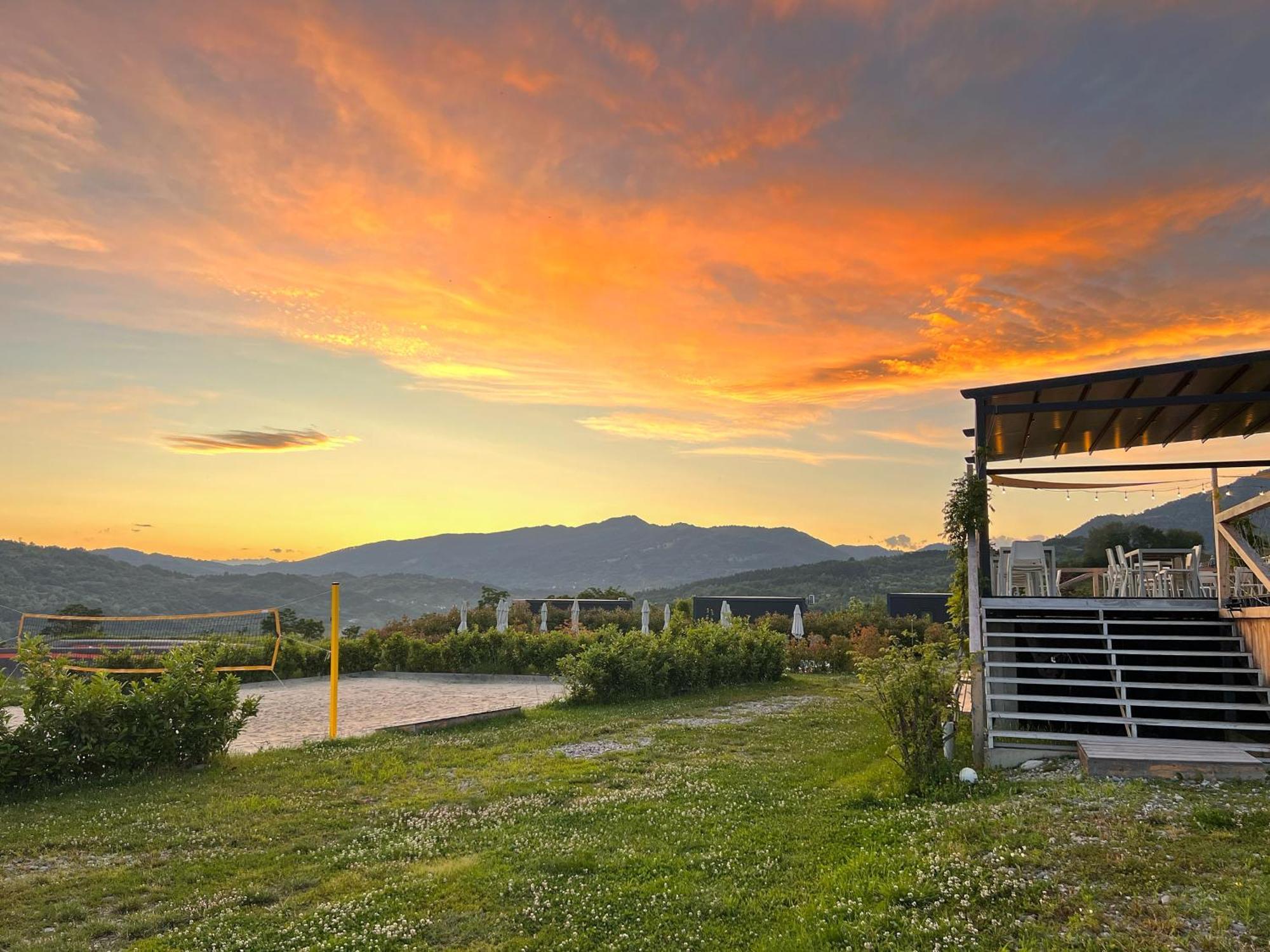 Отель Flandra Glamping Корбени Экстерьер фото
