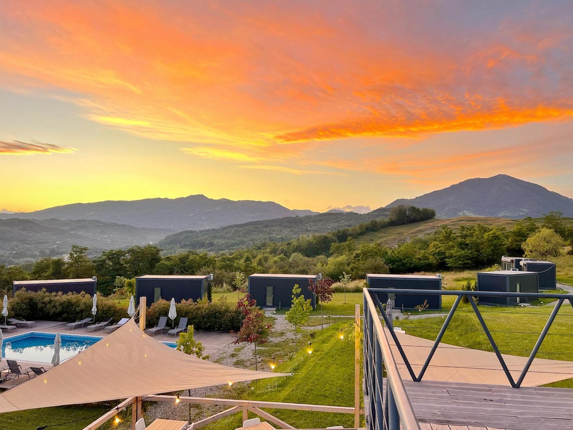 Отель Flandra Glamping Корбени Экстерьер фото