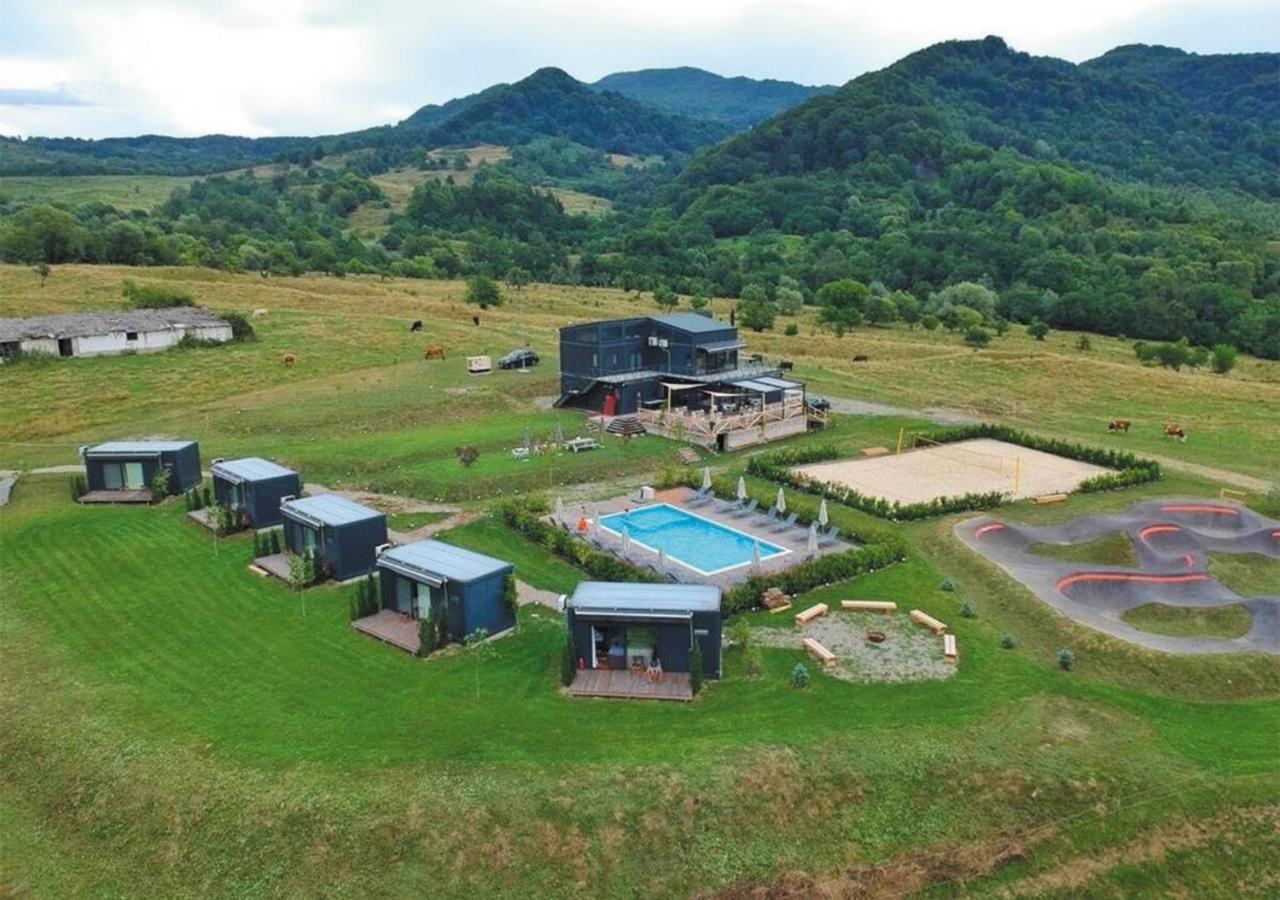Отель Flandra Glamping Корбени Экстерьер фото
